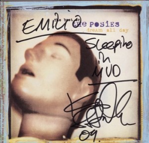 “Dream All Day” Was The Posies’ First Anthology Ever. It Came In The Year 2000, And While It Included All Their Radio Hits It Bypassed Their Independent Years. This Is My Copy, Autographed By Ken Stringfellow When He Come To Uruguay. He Was A True Star And A Gentleman.