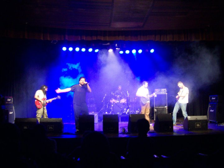 Los Pazientes are Marcel Studebaker (drums, percussion, backing vocals), Diego Carusso (guitars, backing vocals), Uvit Cropa (bass, loops, samplers), Juan Zoop (vocals) and Ramón Guayomin (guitars, backing vocals).